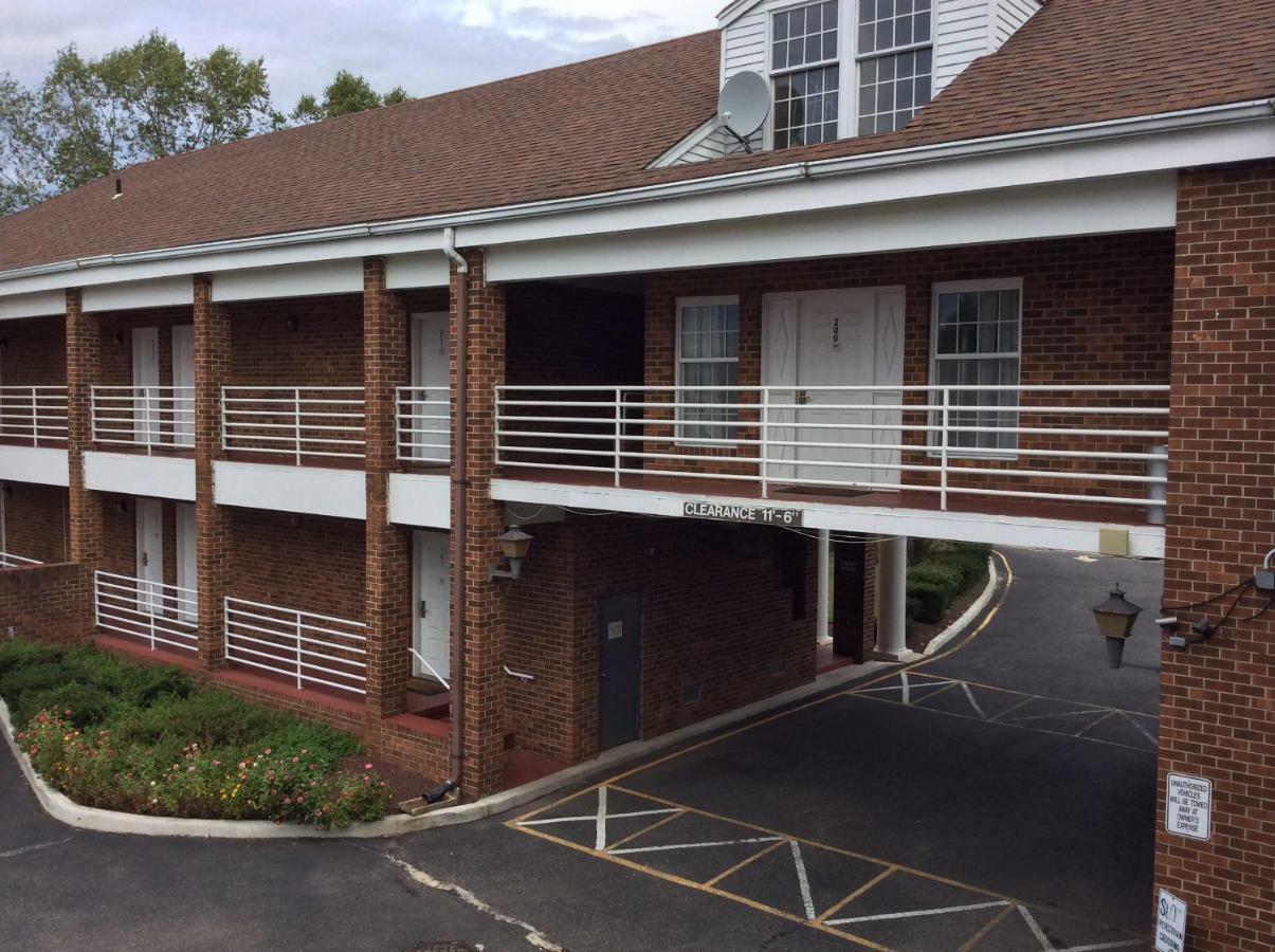 The Village Inn Colts Neck Exterior photo